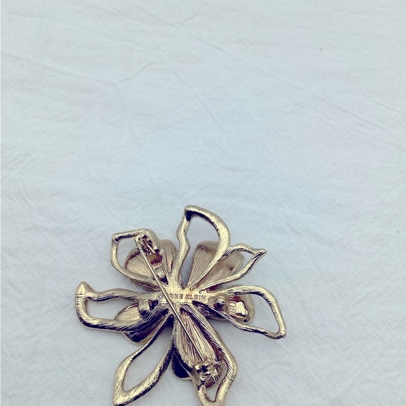 Anne Klein Gold and Paula Shell Flower Brooch - Picture 3 of 3